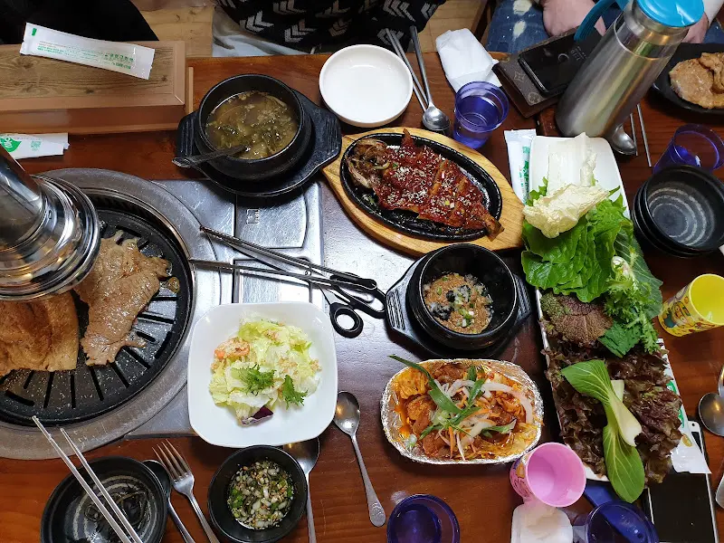 푸짐하게 차려진 한 상