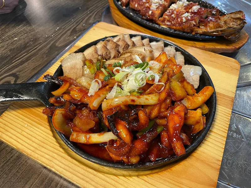 제육볶음과 갑오징어볶음