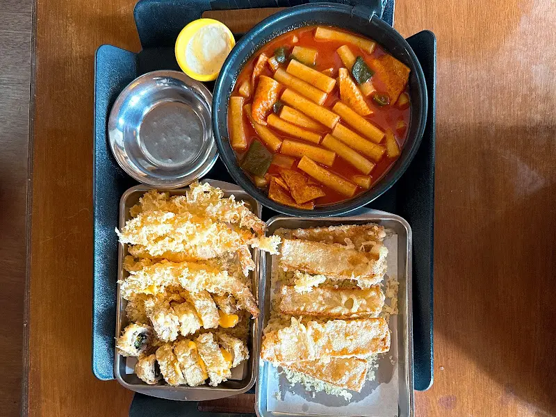 한상 가득 차려진 떡볶이와 튀김