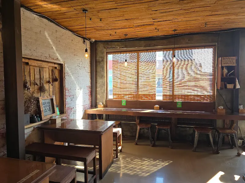 따뜻한 햇살이 들어오는 명랑스낵 내부