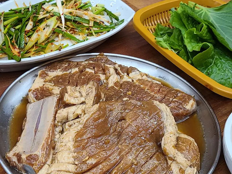 윤기가 흐르는 돼지갈비