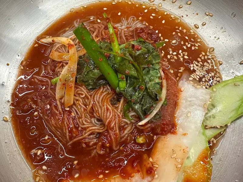 매콤한 비빔냉면