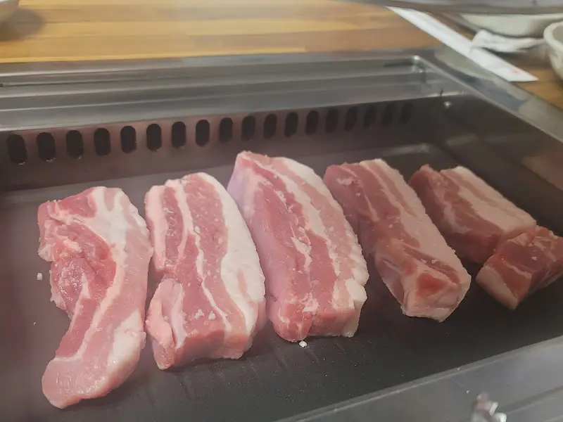 두툼한 숙성 삼겹살의 자태