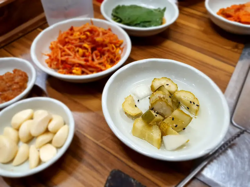 정갈하게 담긴 밑반찬들