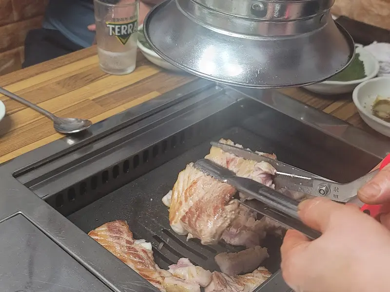 고기를 자르는 사장님의 모습