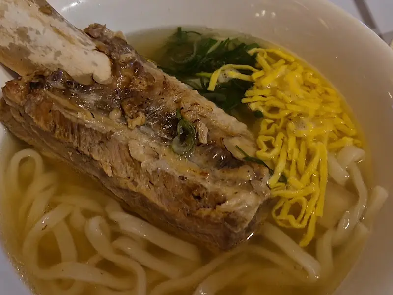 큼지막한 갈비가 인상적인 갈비 칼국수