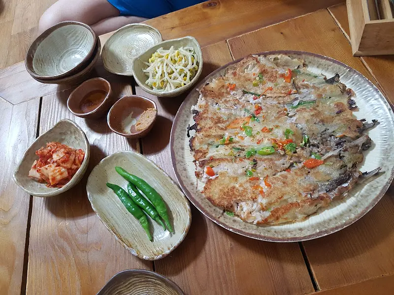 노릇하게 구워진 명태전과 정갈한 밑반찬