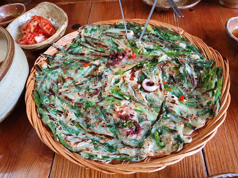 푸짐하게 담겨 나온 해물파전