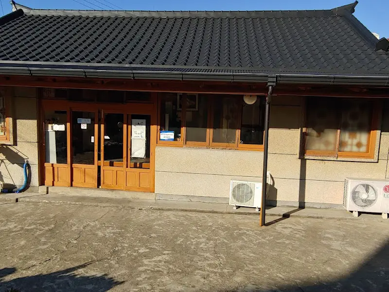 정겨운 분위기의 식당 외관