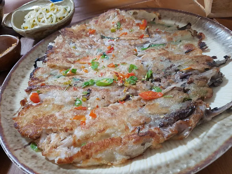 테이블 위에 놓인 명태전