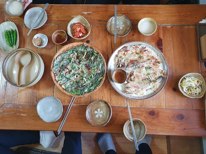 한상 가득 차려진 음식