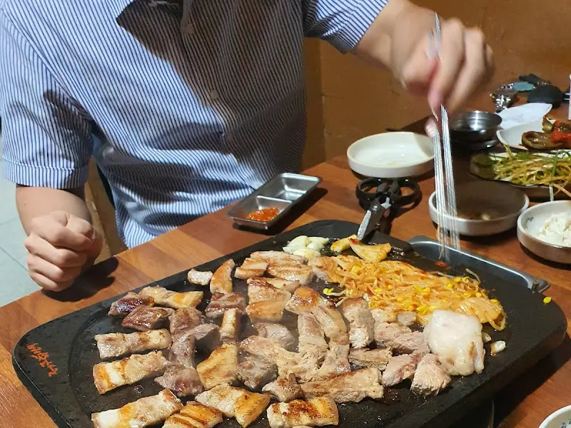 고기를 굽는 모습