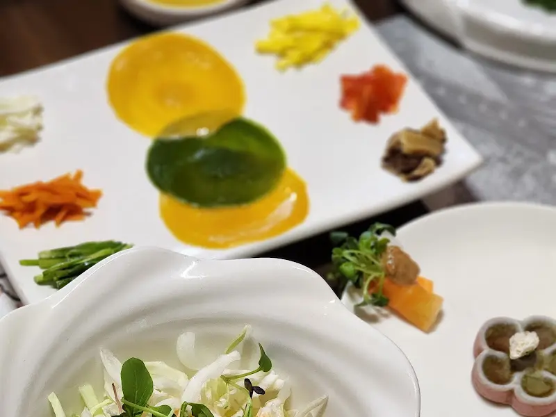 다채로운 색감의 샐러드