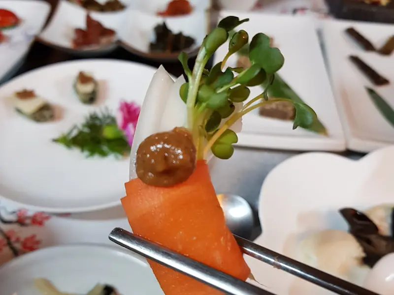 정갈하게 담긴 쌈 재료