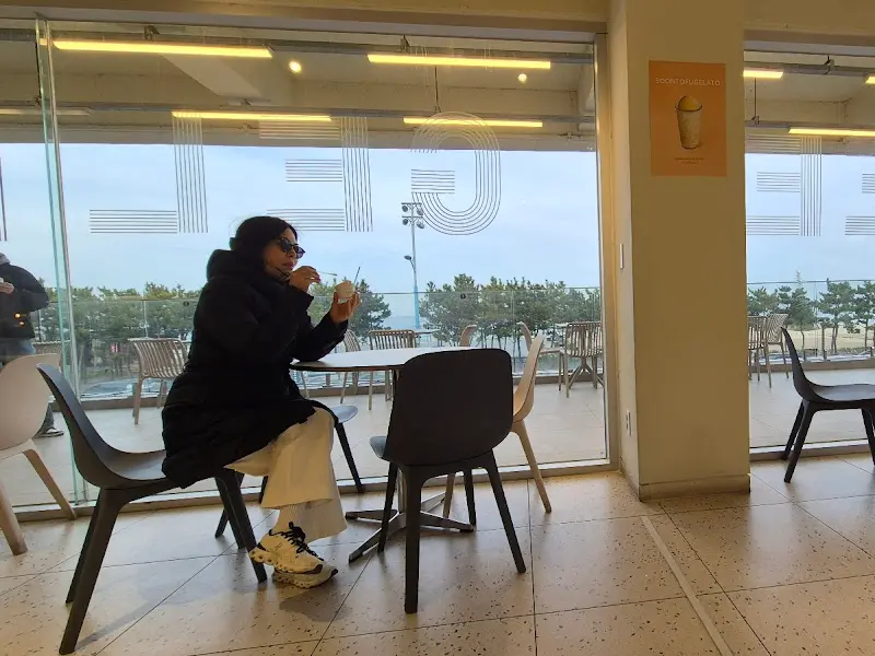 창밖으로 보이는 삼척해변