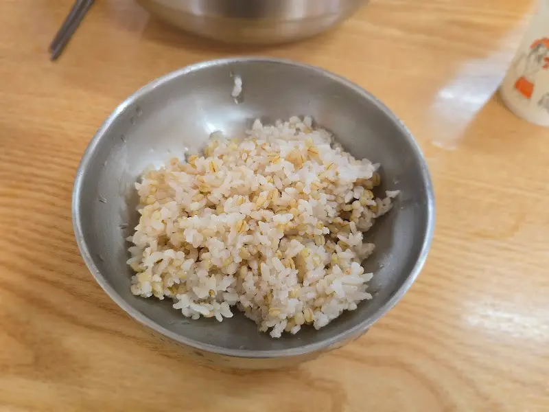 칼국수 국물에 말아먹는 쌀 보리밥