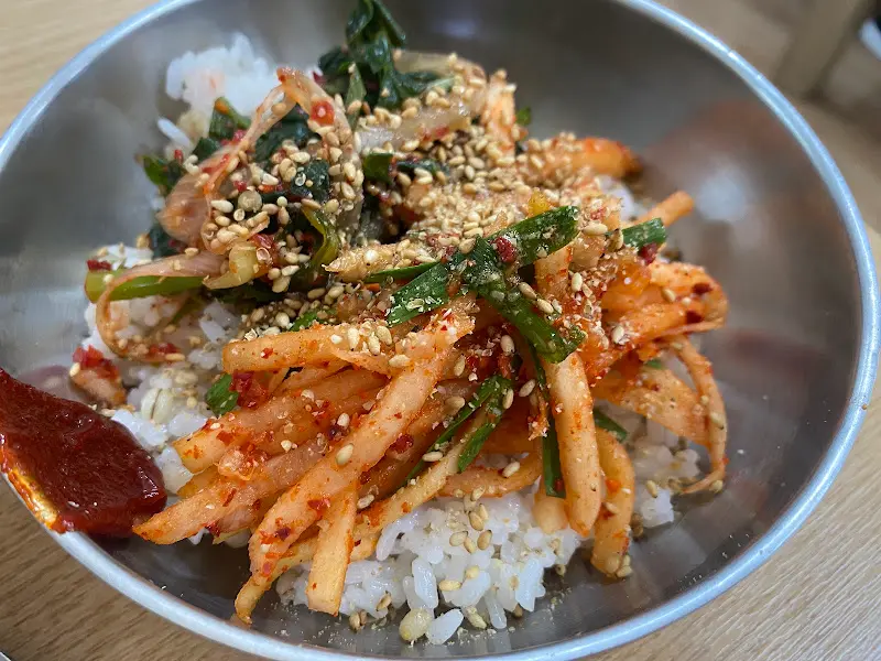 매콤한 양념에 비벼 먹는 보리밥