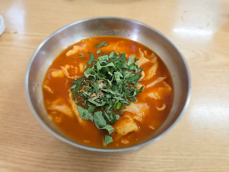 방아잎이 듬뿍 올라간 매운 수제비