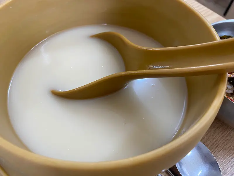 뽀얀 국물의 콩국수