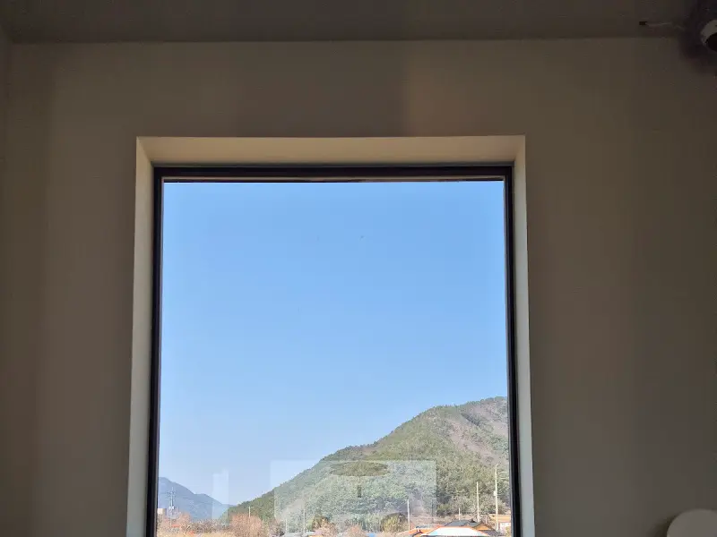 창밖으로 보이는 푸른 풍경