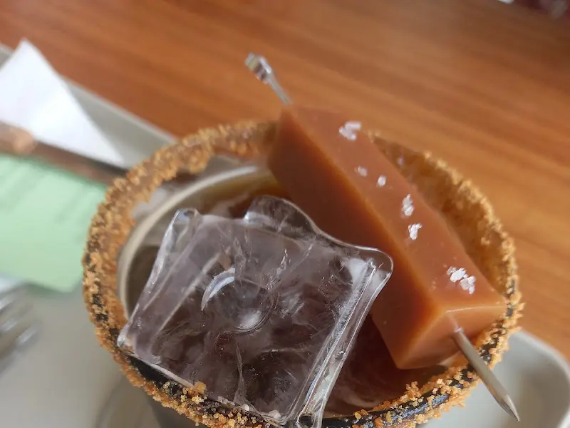 롱블랙과 솔티드 카라멜