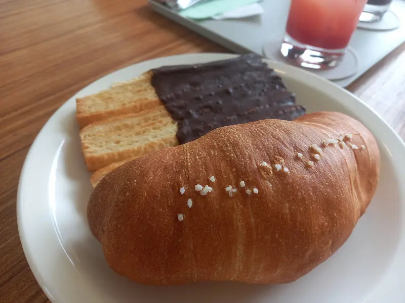 다양한 종류의 빵과 디저트