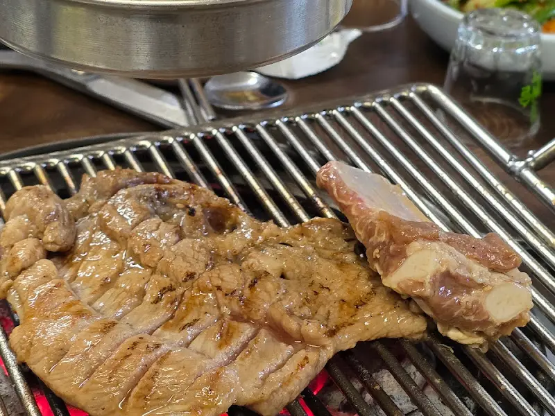 노릇노릇 익어가는 돼지갈비