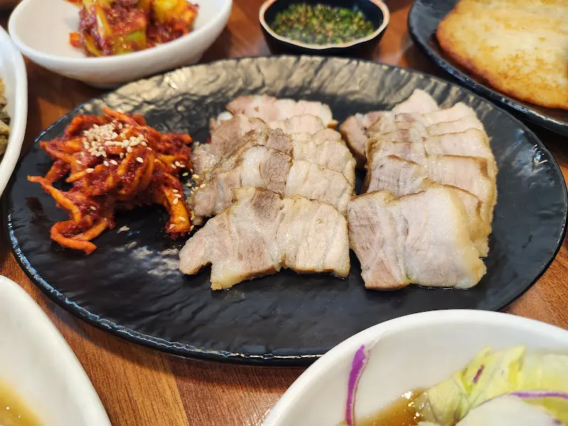 수육과 곁들임 반찬