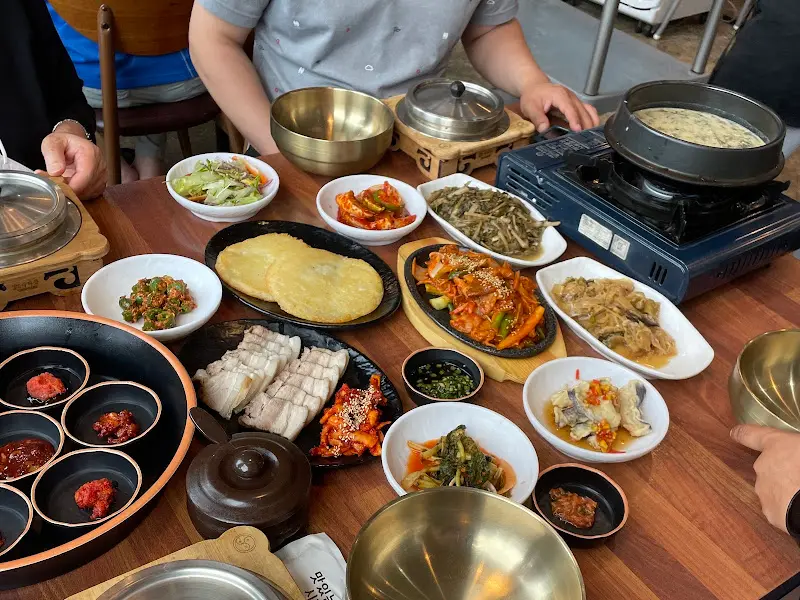 한 상 가득 차려진 모습