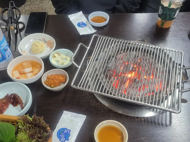 숯불과 밑반찬