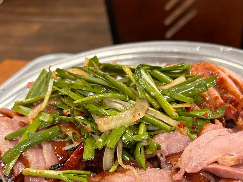 신선한 부추가 듬뿍 올려진 훈제오리