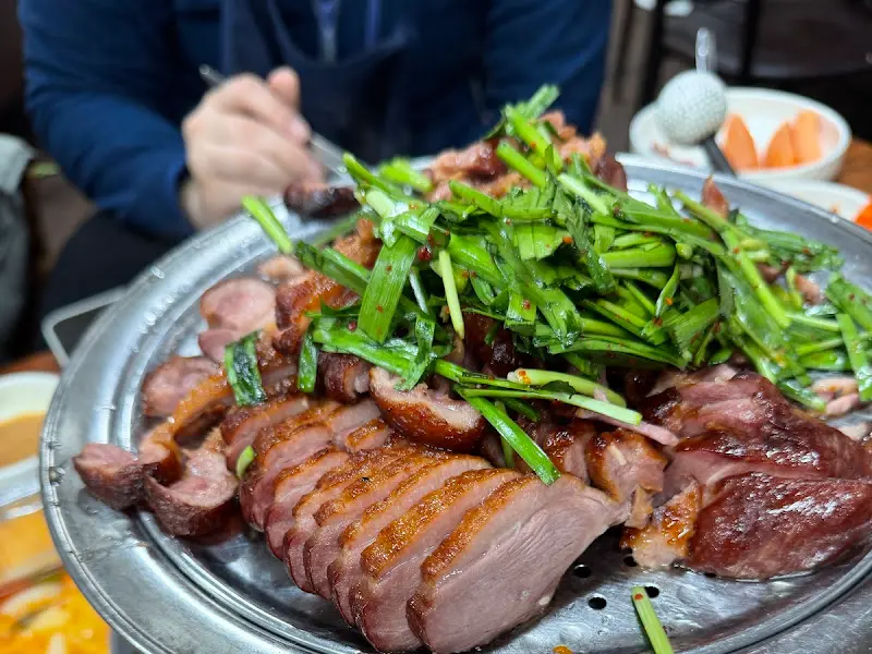 훈제오리와 부추를 함께