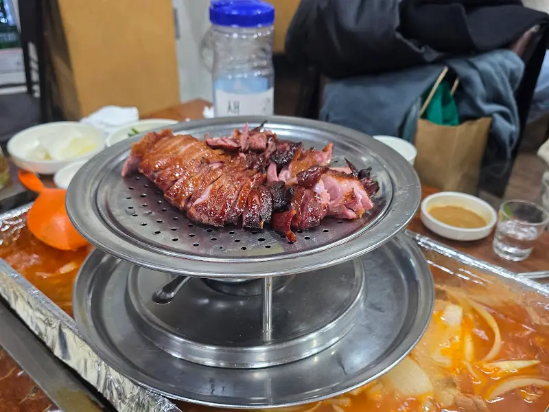 푸짐한 오리 요리