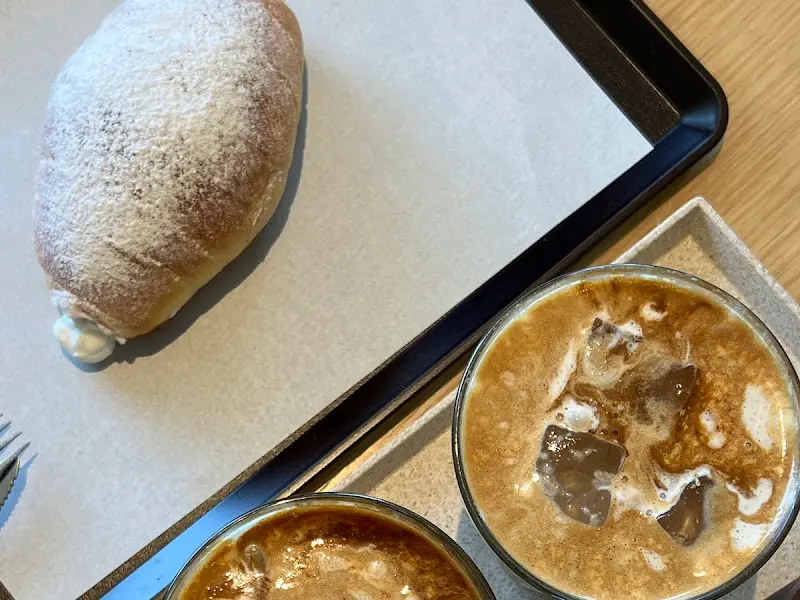 초코빵과 아몬드 크림 라떼