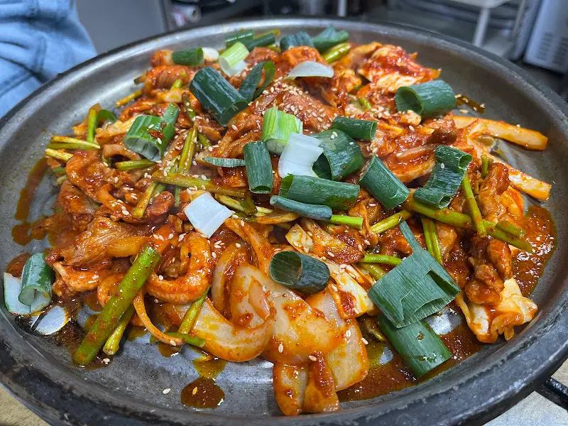 매콤달콤한 양념에 버무려진 오리 요리