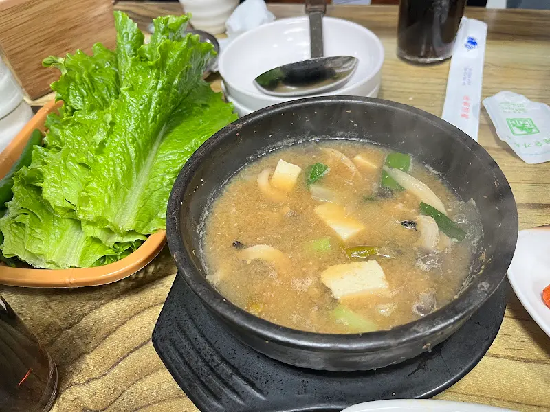 구수한 된장찌개와 신선한 쌈 채소