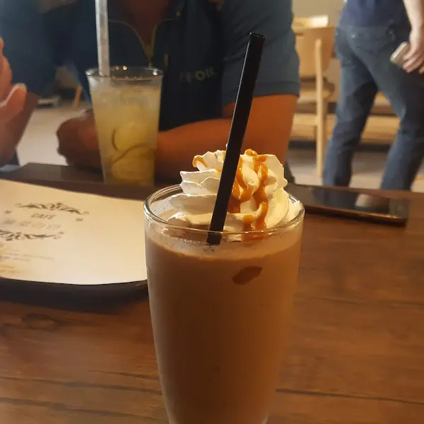 맛있는 식사 후 즐기는 여유로운 커피 한 잔