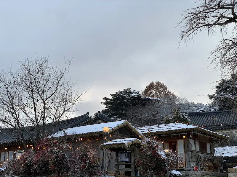 눈 덮인 한옥 풍경