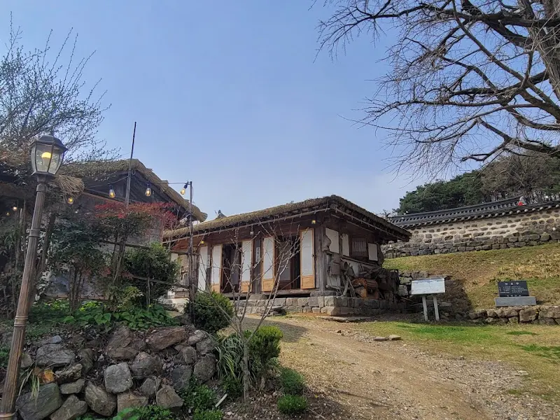 낮의 한옥 건물