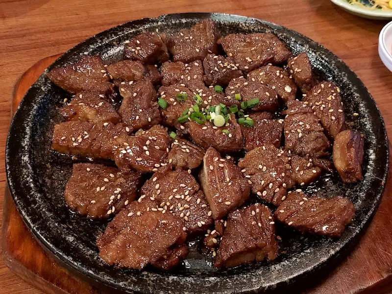 돌판 위에 올려진 석갈비