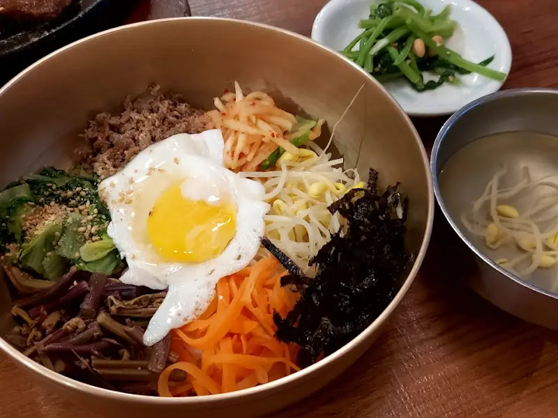 알록달록한 색감의 전주비빔밥