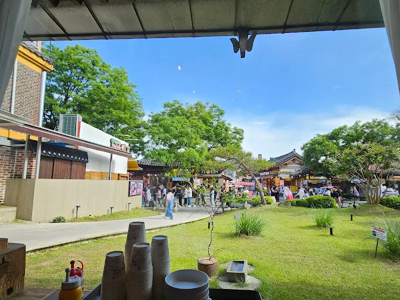 밤의 한옥마을 풍경