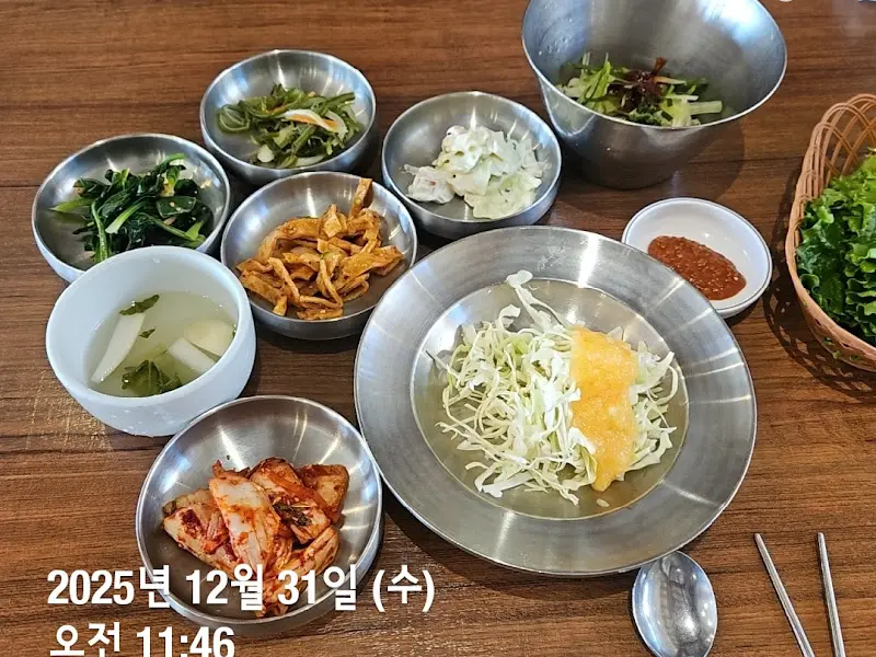 교동석갈비의 푸짐한 밑반찬