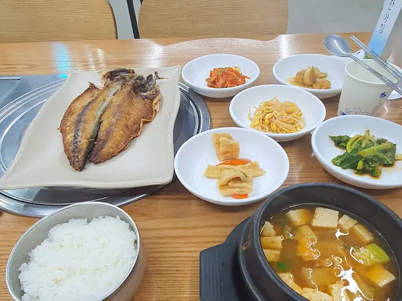 고등어 구이와 밑반찬