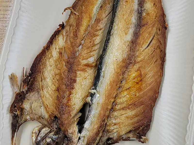 노릇하게 구워진 고등어 구이