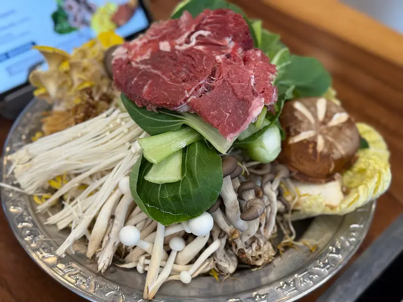 다채로운 버섯과 야채, 소고기의 향연