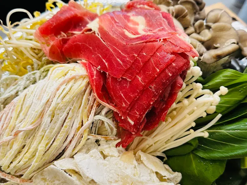 신선한 야채와 버섯, 소고기의 조화