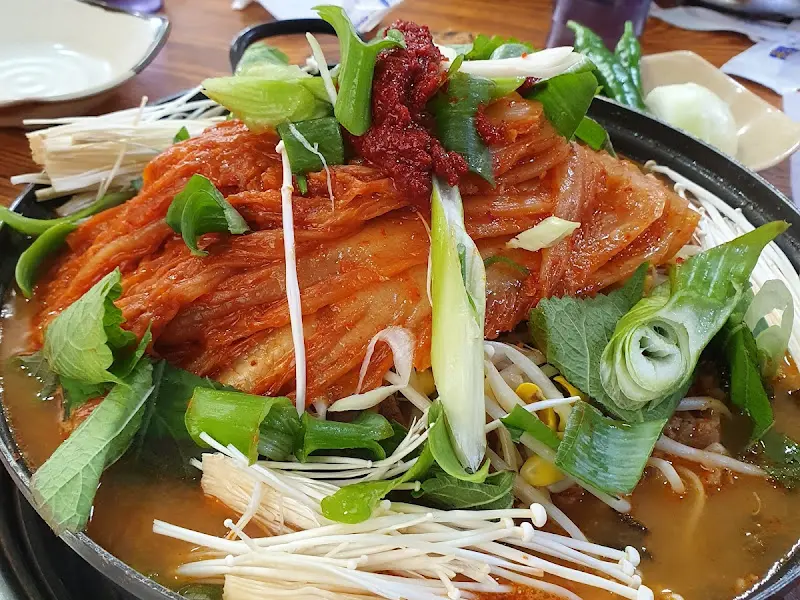 묵은지 감자탕 푸짐한 모습