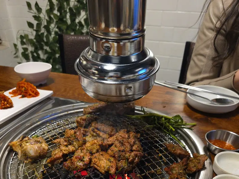 고기를 굽는 모습과 환풍 시설