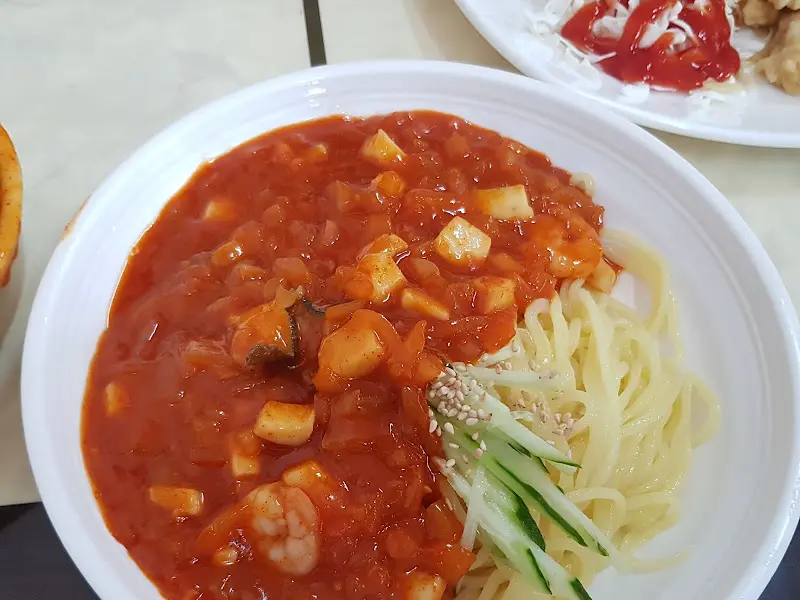 윤기가 자르르 흐르는 사천짜장의 모습